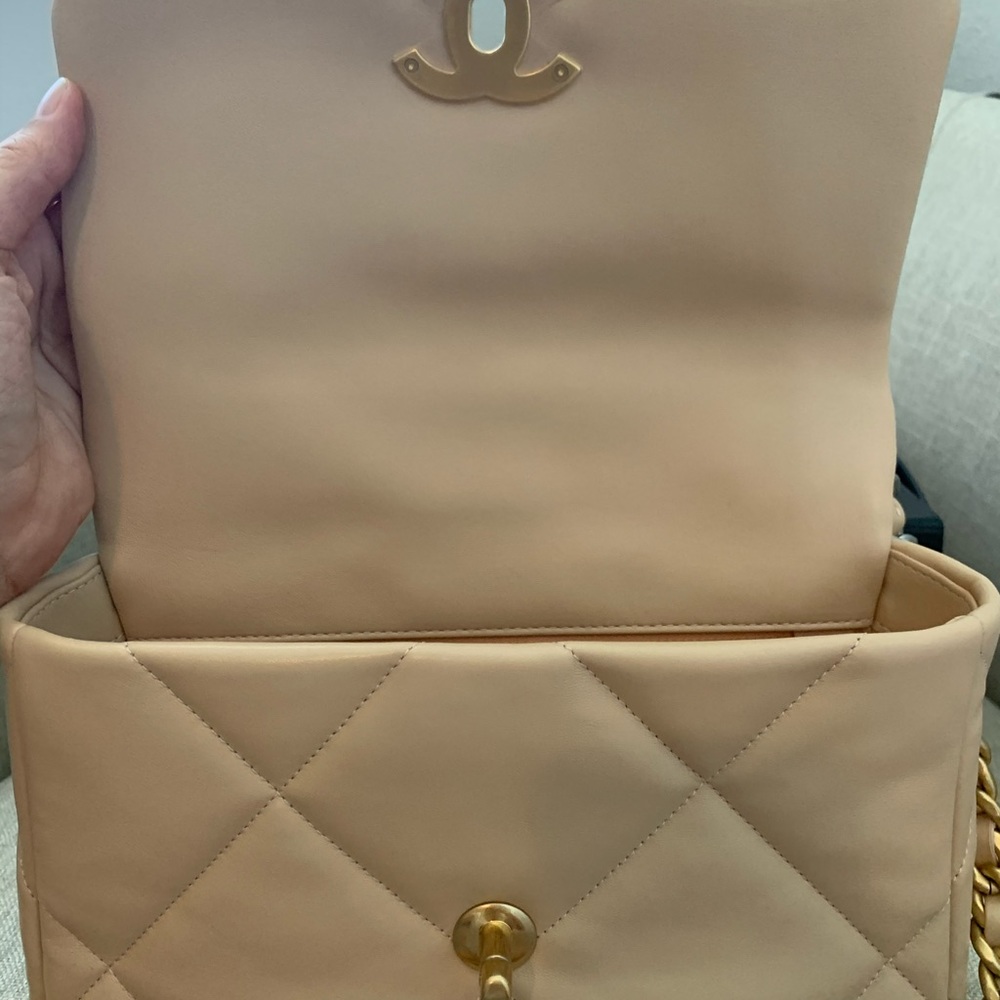 Brand New Beige Lambskin Chanel 19 - Picture 6 of 9